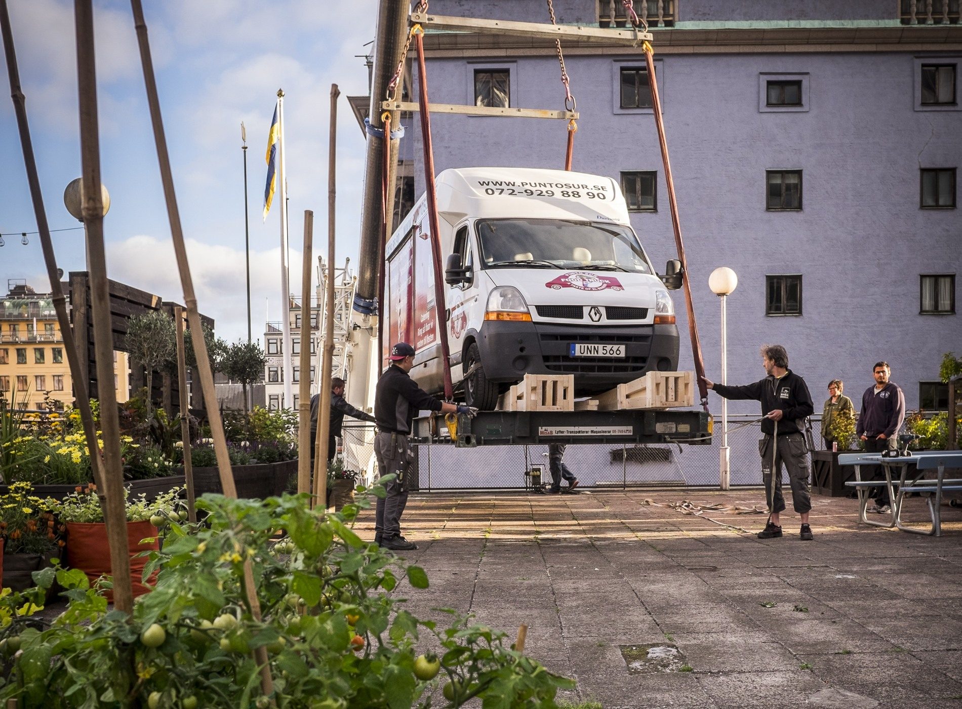 En food truck lyfts upp med en kran till Sergelterrassen