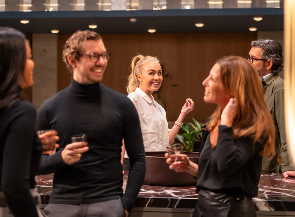 En grupp människor står och samtalar på Arena Skrapan.