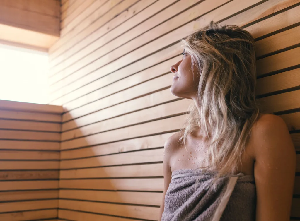 Kvinna i bastu. Alviks strand.