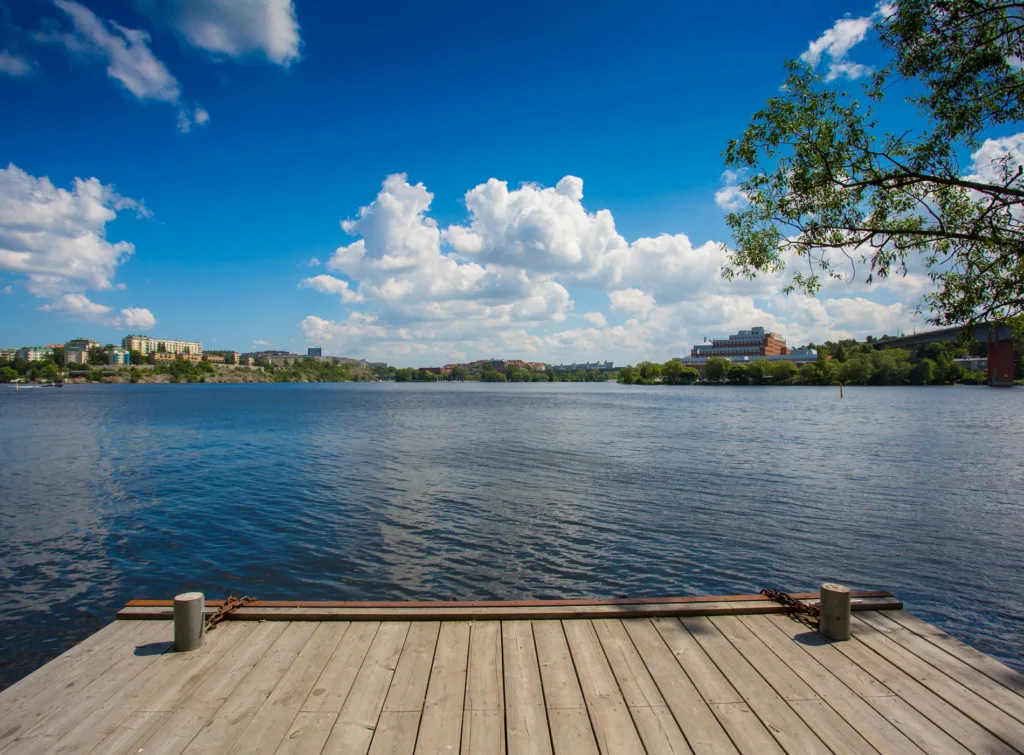 Brygga i Alviks strand med utsikt över Stora Essinge och Fredhäll.