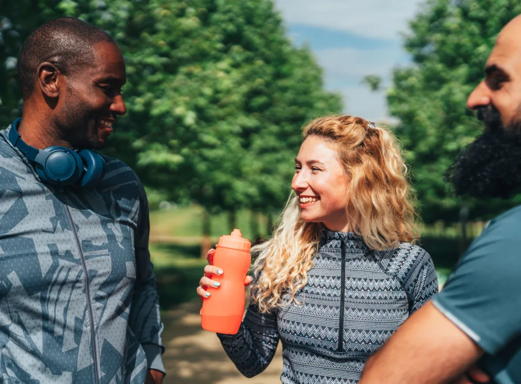 Tre personer i träningskläder.