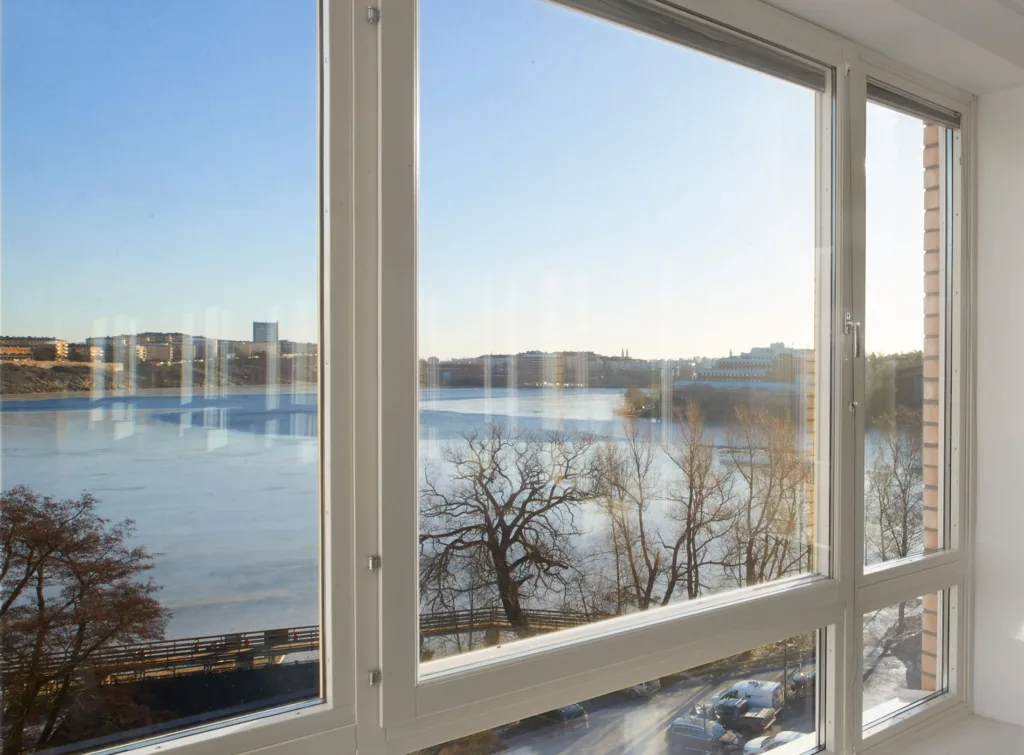 Utsikt över vatten från kontor i Alviks strand.