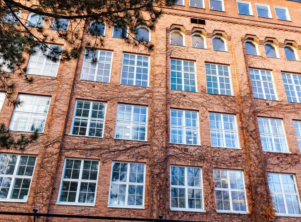 Tegelfasad med vildvin på byggnad i Alviks strand.