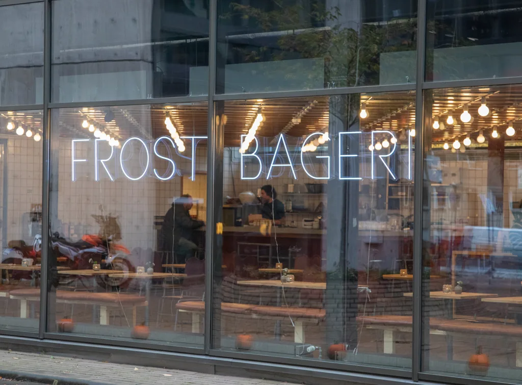 Skyltfönster för Frost Bageri i Garnisonen