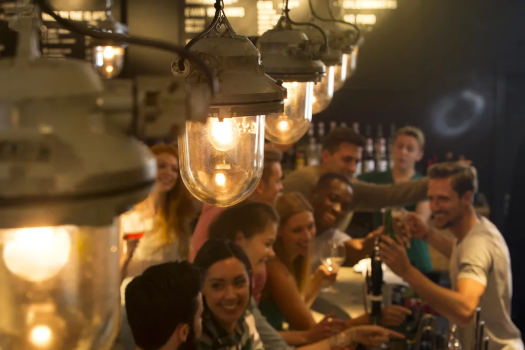 En blandad grupp människor beställer på en pub.