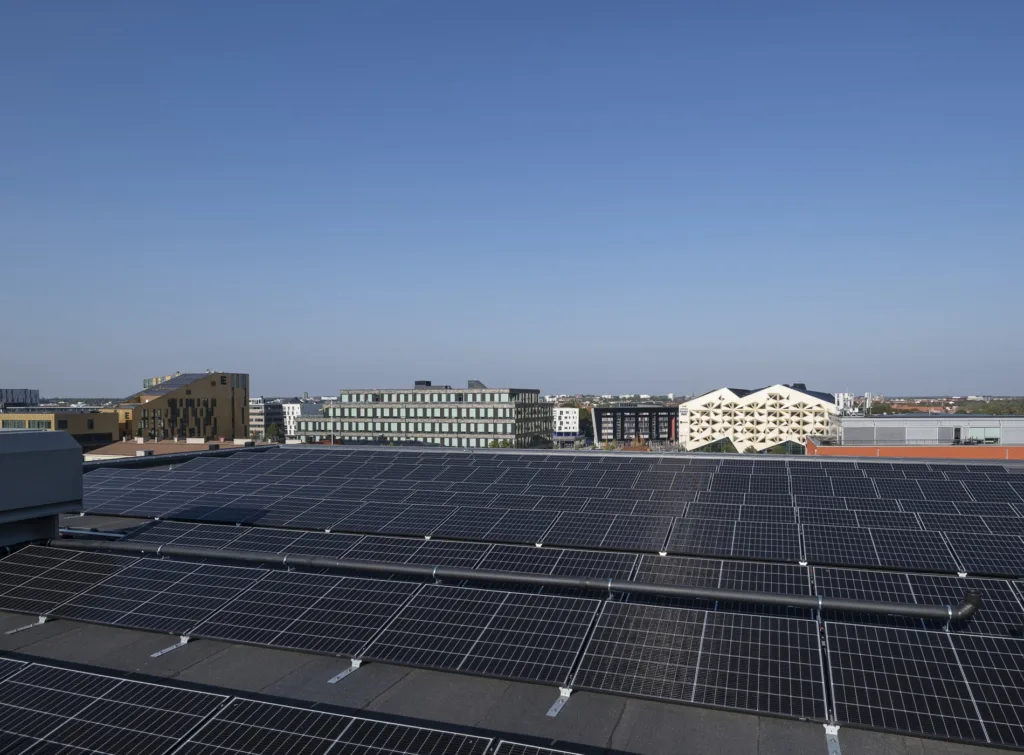 Solceller på taket till Lumi i Uppsala med utsikt över Juvelen och Magasin X.