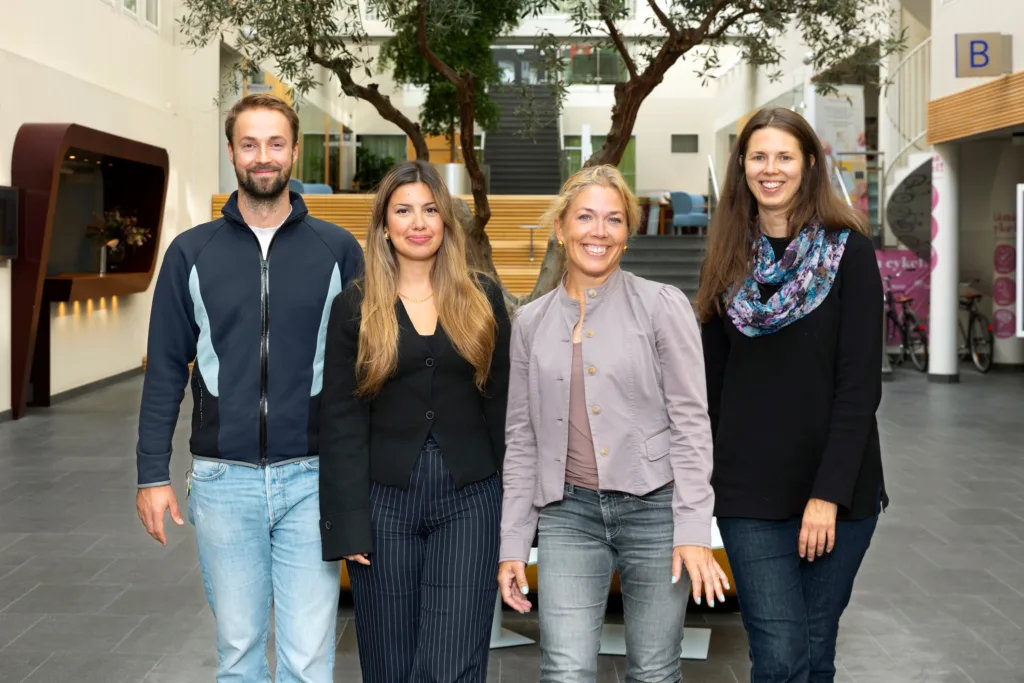 Bild på teamet som sköter fastigheterna i Alviks strand i en av ljusgårdarna.